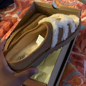 UGGS Shoes comes with box